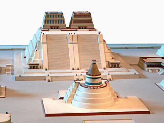 STORT FOLK: Azterkene var en enorm sivilisasjon i sin storhetstid og dominerte Mellom-Amerika i århundrer fram til 1500-tallet. Dette er en rekonstruksjon av hovedtempelet - Templo Mayor - i byen Tenochtitlan. STORT FOLK: Azterkene var en enorm sivilisasjon i sin storhetstid og dominerte Mellom-Amerika i århundrer fram til 1500-tallet. Dette er en rekonstruksjon av hovedtempelet - Templo Mayor - i byen Tenochtitlan.