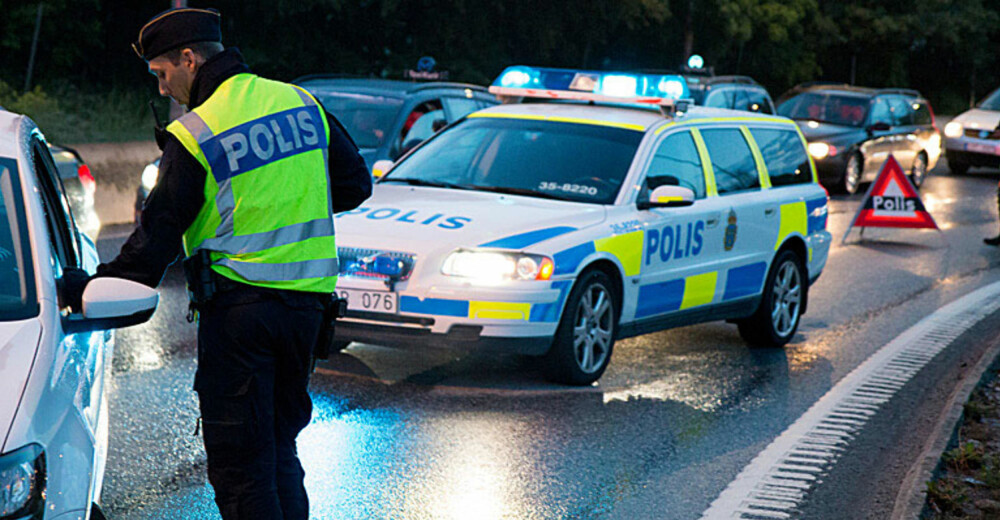 Den svenske Kronofogden har flere hundre millioner kroner utestående hos de såkalte bilmålvaktene, personer som har en rekke biler registrert i sitt navn, men som ikke har mulighet til å gjøre opp for seg. Svenske myndigheter sliter med å løse dette problemet. Den svenske Kronofogden har flere hundre millioner kroner utestående hos de såkalte bilmålvaktene, personer som har en rekke biler registrert i sitt navn, men som ikke har mulighet til å gjøre opp for seg. Svenske myndigheter sliter med å løse dette problemet.