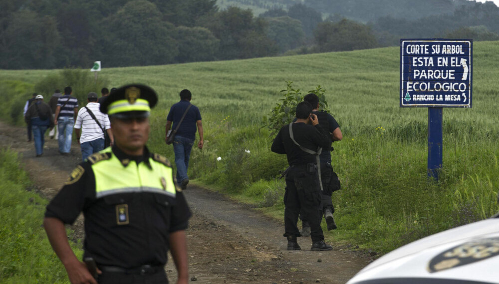 DUMPET: Her sikrer politet et området cirka 30 kilometer fra Mexico City hvor de syv lik ble funnet i et grøntområde. Alle personene var blitt kidnappet ved forskjellige tidspunkt. DUMPET: Her sikrer politet et området cirka 30 kilometer fra Mexico City hvor de syv lik ble funnet i et grøntområde. Alle personene var blitt kidnappet ved forskjellige tidspunkt.
