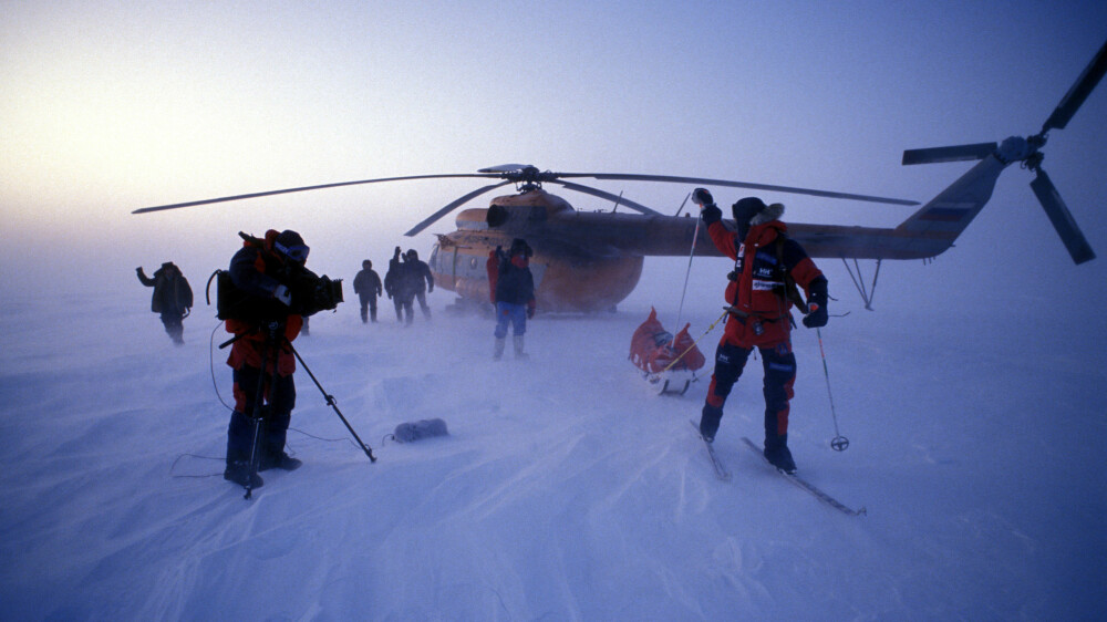 FØRSTE SOLOTUR: Børge Ousland forlater helikopteret på Kapp Arktichesky 3. mars 1994, for å begynne på sin første solotur til Nordpolen. FØRSTE SOLOTUR: Børge Ousland forlater helikopteret på Kapp Arktichesky 3. mars 1994, for å begynne på sin første solotur til Nordpolen.
