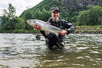 FISKEREN: Børge Ousland har fisket hele sitt liv. Denne laksen på 8 kilo ble tatt i Lærdalselva i juli 2016. FISKEREN: Børge Ousland har fisket hele sitt liv. Denne laksen på 8 kilo ble tatt i Lærdalselva i juli 2016.