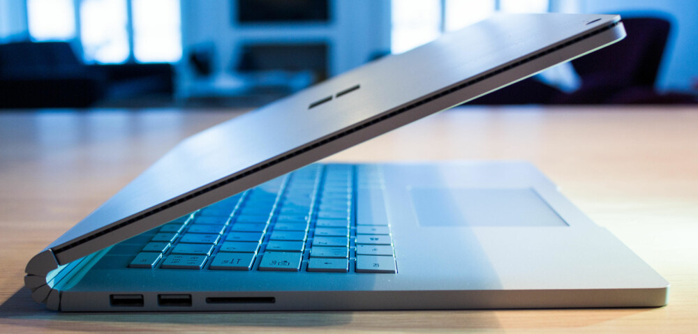 MAGNESIUM: Microsoft har brukt børstet magnesium på Surface Book 2. Det gir en overflate som er behagelig og gir en varmere følelse enn for eksempel aluminium. På PC-ens venstre side finner man to USB-porter som også leverer ut ladestrøm og en minnekortleser. MAGNESIUM: Microsoft har brukt børstet magnesium på Surface Book 2. Det gir en overflate som er behagelig og gir en varmere følelse enn for eksempel aluminium. På PC-ens venstre side finner man to USB-porter som også leverer ut ladestrøm og en minnekortleser.