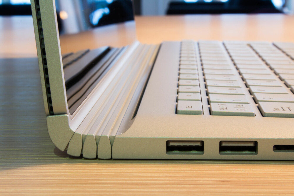 SOM EN STRIDSVOGN: Det nye hengselet på Surface Book 2 minner oss om beltene på en stridsvogn. Hengselet er solid og den holder skjermen stødig når man bruker PC-en. SOM EN STRIDSVOGN: Det nye hengselet på Surface Book 2 minner oss om beltene på en stridsvogn. Hengselet er solid og den holder skjermen stødig når man bruker PC-en.