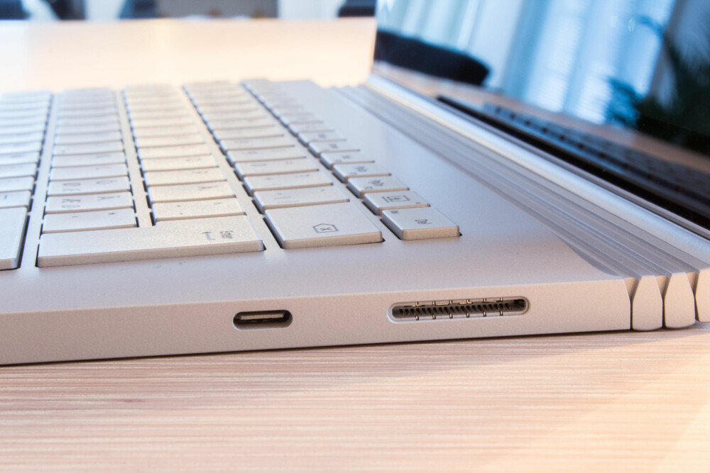 MAGNETISK: Microsoft har gått motsatt vei av Apple. Surface Book 2 har nemlig en proprietær ladeplugg som festes ved hjelp av magnetisme. Apple på sin side har droppet sin magnetiske ladekontakt, MagSafe, på de nyeste MacBook-ene. Til venstre for ladekontakten finner man en USB-C 3.1-port. Denne er ikke kompatibel med Thunderbolt. MAGNETISK: Microsoft har gått motsatt vei av Apple. Surface Book 2 har nemlig en proprietær ladeplugg som festes ved hjelp av magnetisme. Apple på sin side har droppet sin magnetiske ladekontakt, MagSafe, på de nyeste MacBook-ene. Til venstre for ladekontakten finner man en USB-C 3.1-port. Denne er ikke kompatibel med Thunderbolt.