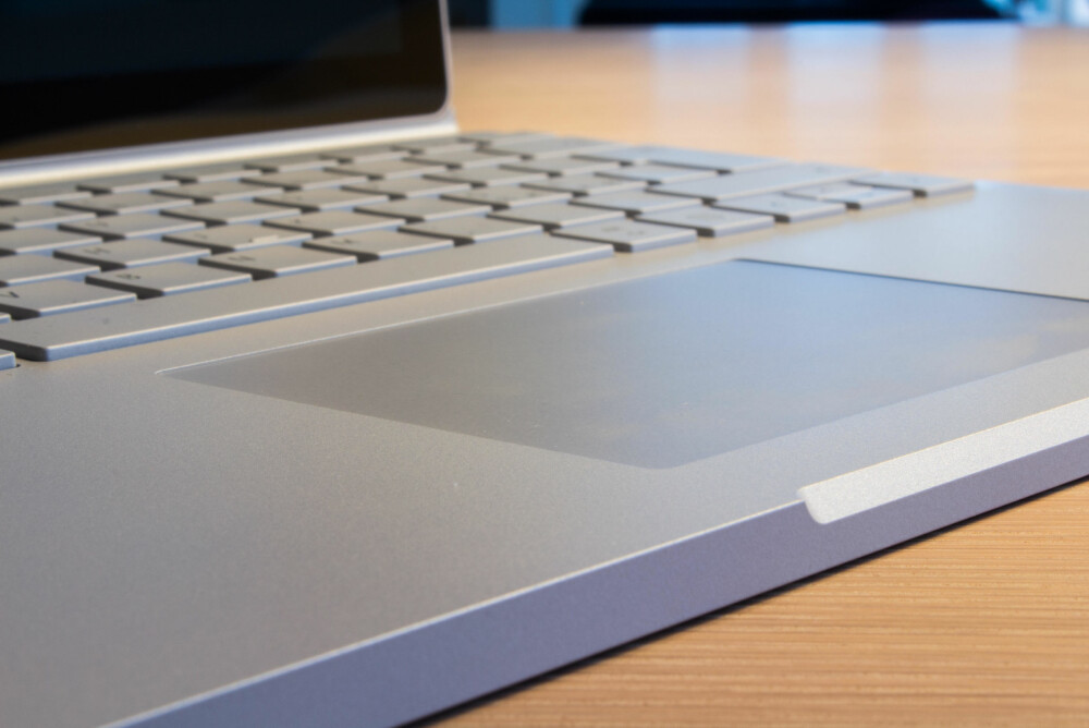 STYREPLATE: Styreplaten er stor, god og presis. Tastaturet er godt å skrive på, men vi synes at tastene kunne ha stått litt tettere. STYREPLATE: Styreplaten er stor, god og presis. Tastaturet er godt å skrive på, men vi synes at tastene kunne ha stått litt tettere.