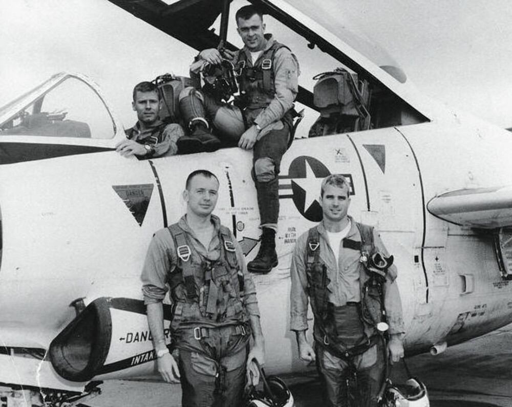 KRIGSVETERAN: Senator John McCain (nederst t.h.) som marineflyger. Foruten å overleve brannen med en hårsbredd, kom han seg også senere levende gjennom seks års krigsfangenskap. KRIGSVETERAN: Senator John McCain (nederst t.h.) som marineflyger. Foruten å overleve brannen med en hårsbredd, kom han seg også senere levende gjennom seks års krigsfangenskap.