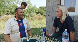 FÅR DÅRLIG RYKTE: Ailinas ektemann er syk og klarer ikke å arbeide. Han er hjemme og passer barna, mens kona er i Norge for å skaffe penger til familien. Han sier han er fullt klar over romfolk som bedriver ulovlig virksomhet gir folkeslaget et dårlig rykte. - De menneskene må i fengsel, sier han. FÅR DÅRLIG RYKTE: Ailinas ektemann er syk og klarer ikke å arbeide. Han er hjemme og passer barna, mens kona er i Norge for å skaffe penger til familien. Han sier han er fullt klar over romfolk som bedriver ulovlig virksomhet gir folkeslaget et dårlig rykte. - De menneskene må i fengsel, sier han.