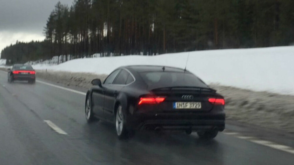 A6 og A7 var med i testfølget, legg merke til den ekstra antennen bilen har på taket. A6 og A7 var med i testfølget, legg merke til den ekstra antennen bilen har på taket.