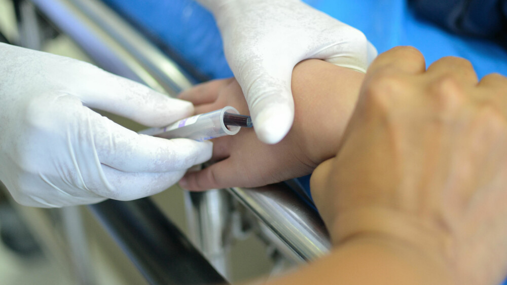 CANCERSEEK: Ved hjelp av en enkel blodprøve kan åtte vanlige krefttyper snart oppdages på et tidlig tidspunkt, håper forskerne bak en ny teknikk som finner spor av kreftcellenes DNA og proteinstruktur i blodet. CANCERSEEK: Ved hjelp av en enkel blodprøve kan åtte vanlige krefttyper snart oppdages på et tidlig tidspunkt, håper forskerne bak en ny teknikk som finner spor av kreftcellenes DNA og proteinstruktur i blodet.