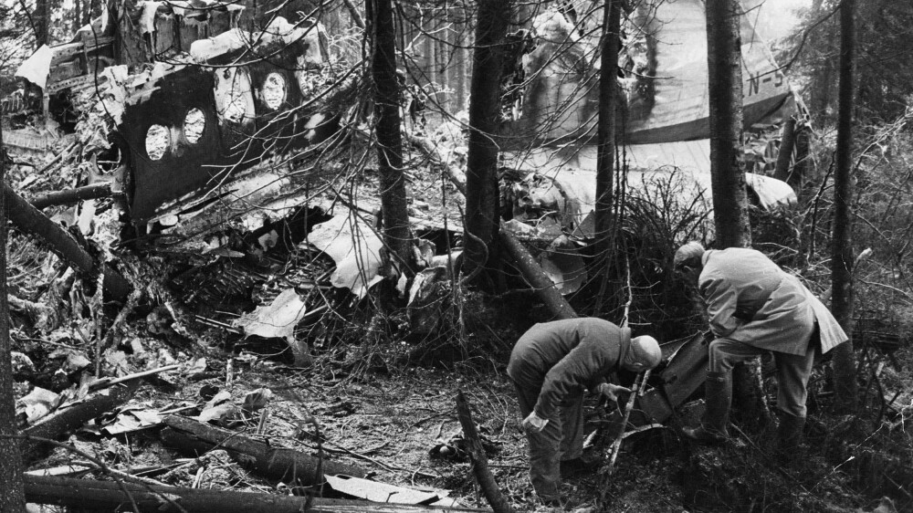 VRAKET: Teknikere fra havarikommisjonen undersøker vrakrestene. I bakgrunnen sees alleen som flyet brøytet gjennom skogen før det traff bakken. VRAKET: Teknikere fra havarikommisjonen undersøker vrakrestene. I bakgrunnen sees alleen som flyet brøytet gjennom skogen før det traff bakken.