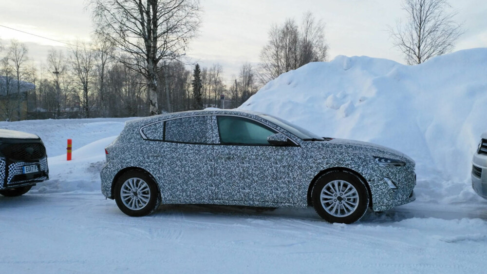 Mye tyder på at det skjuler seg en helt ny Ford Focus bak all denne kamuflasjen. Det er en svært viktig modell for Ford, både internasjonalt og her i Norge. Mye tyder på at det skjuler seg en helt ny Ford Focus bak all denne kamuflasjen. Det er en svært viktig modell for Ford, både internasjonalt og her i Norge.