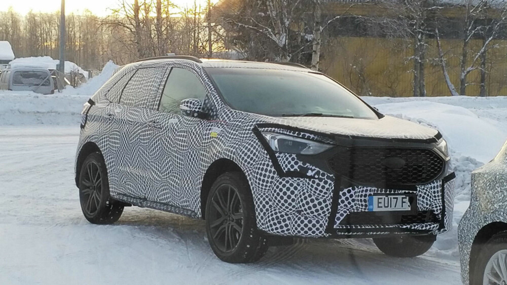 Ford-merket i fronten er kamuflert, men det er ikke vanskelig å kjenne igjen Edge-designet under kamuflasjen. Ford-merket i fronten er kamuflert, men det er ikke vanskelig å kjenne igjen Edge-designet under kamuflasjen.