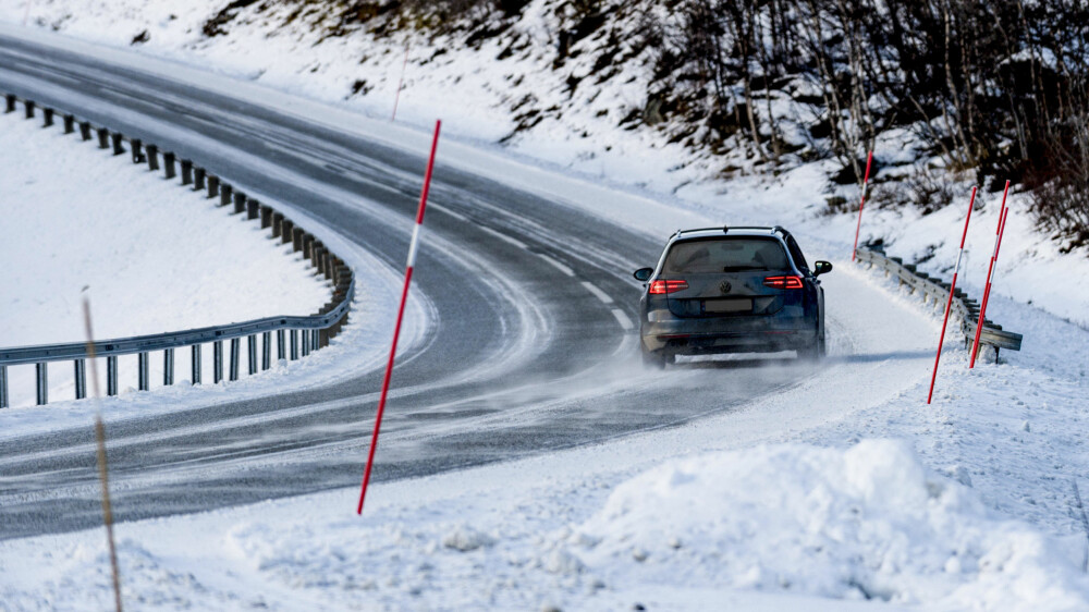Når kjøreforholdene blir dårlige, kan det være smart å ligge godt under fartsgrensen. Her er det viktigste å avpasse farten etter forholdene. Illustrajonsfoto: Når kjøreforholdene blir dårlige, kan det være smart å ligge godt under fartsgrensen. Her er det viktigste å avpasse farten etter forholdene. Illustrajonsfoto: