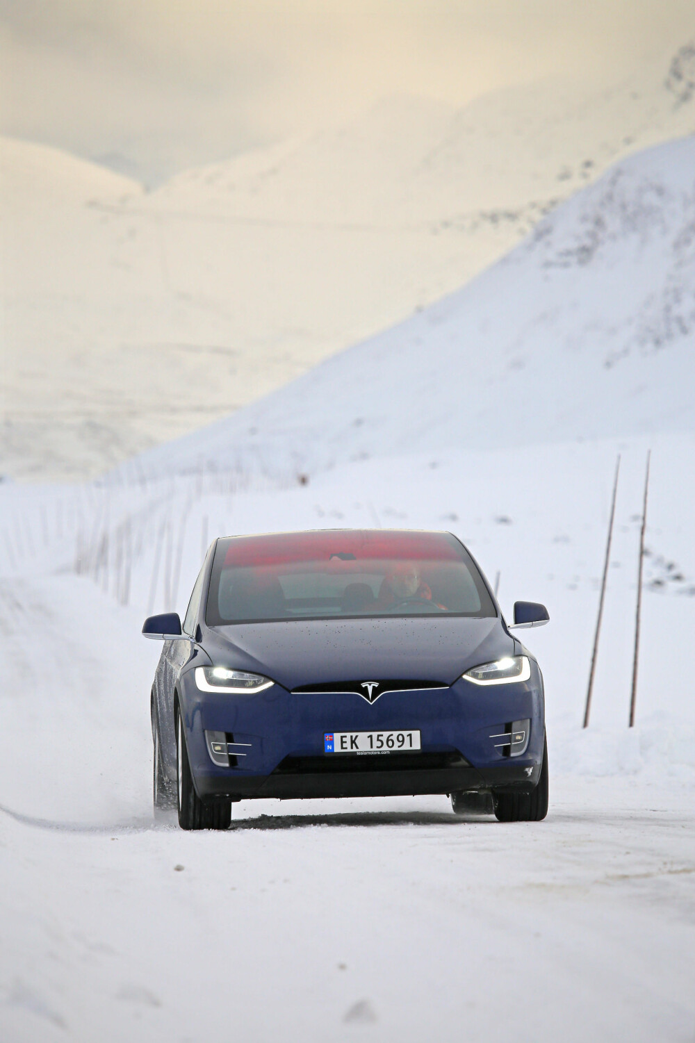 SUPERT: Teslas firehjulsdriftssystem har en fantastisk evne til å skaffe seg framdriftsgrep. Lavt tyngdepunkt gjør at den kjennes lettere og lavere enn den er. SUPERT: Teslas firehjulsdriftssystem har en fantastisk evne til å skaffe seg framdriftsgrep. Lavt tyngdepunkt gjør at den kjennes lettere og lavere enn den er.