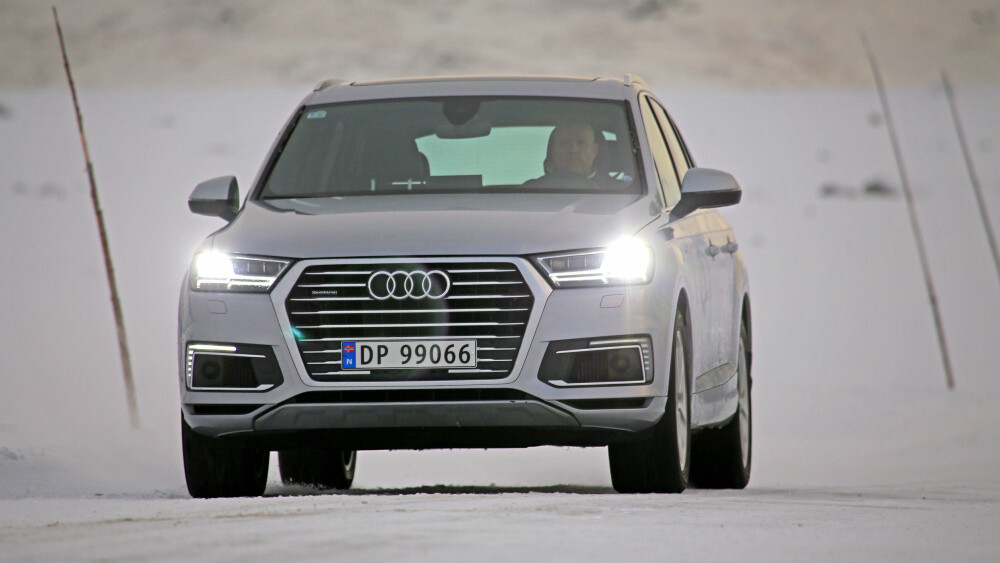 BAMSEFAR: Audi Q7 e-tron er stor, tung og deilig. Issvuller eller isregn, det spiller ingen rolle - den durer fram med fantastisk komfort. BAMSEFAR: Audi Q7 e-tron er stor, tung og deilig. Issvuller eller isregn, det spiller ingen rolle - den durer fram med fantastisk komfort.