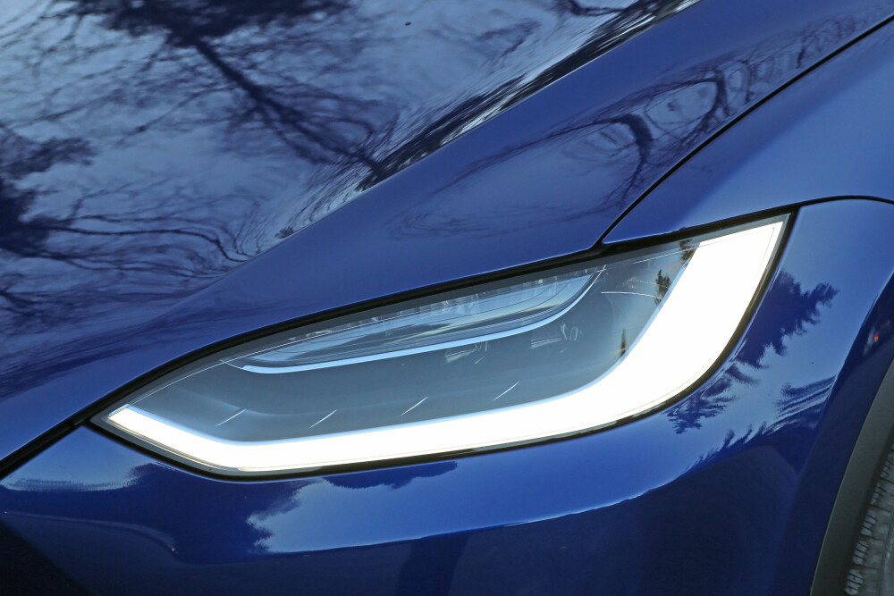 NØDVENDIGHET: Mangel på lyktespyler er en av flere detaljer som senker totalinntrykket av Model X. NØDVENDIGHET: Mangel på lyktespyler er en av flere detaljer som senker totalinntrykket av Model X.