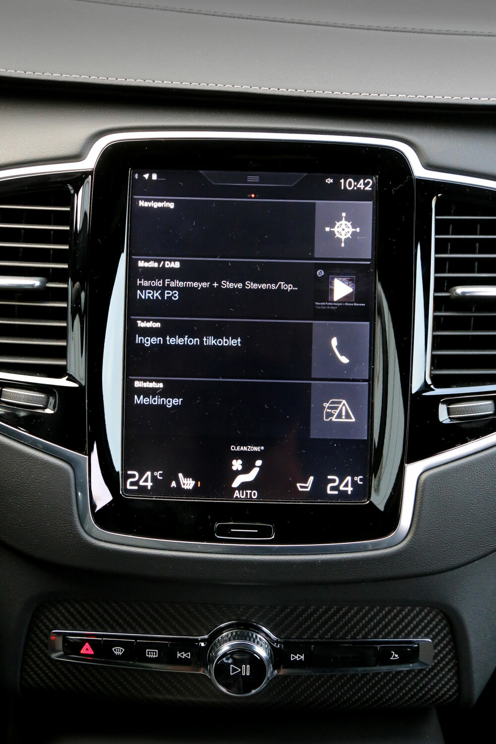 RYDDIG: Skjermen i Volvoen er mindre prangende enn den i Tesla, men minst like fin å bruke. RYDDIG: Skjermen i Volvoen er mindre prangende enn den i Tesla, men minst like fin å bruke.