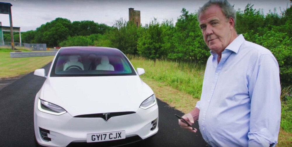 JEREMY CLARKSON MED TESLA MODEL X: Biljournalist Jeremy Clarkson slaktet i sin tid Teslas elbil Roadster. Men hva mener han om elbilene i dag? JEREMY CLARKSON MED TESLA MODEL X: Biljournalist Jeremy Clarkson slaktet i sin tid Teslas elbil Roadster. Men hva mener han om elbilene i dag?