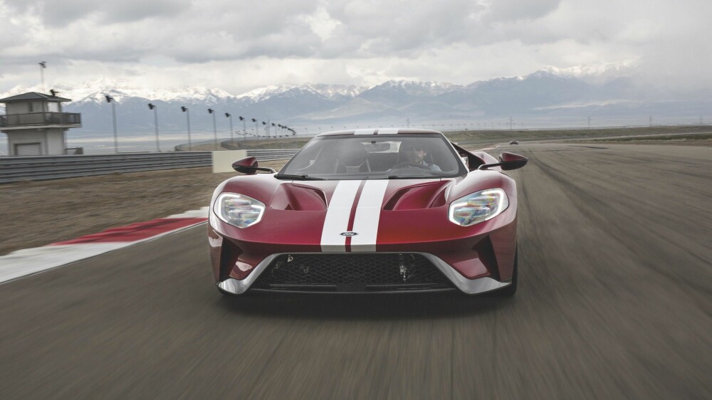 ECOBOOST: 3.5 V6 høres ikke særlig voldsomt ut, men de 655 hestekreftene sparker så hardt i fra at asfalten krøller seg. ECOBOOST: 3.5 V6 høres ikke særlig voldsomt ut, men de 655 hestekreftene sparker så hardt i fra at asfalten krøller seg.