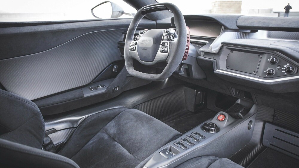 TRANGT: Moderne cockpit med tilnærmet firkantet ratt og temmelig lite plass. TRANGT: Moderne cockpit med tilnærmet firkantet ratt og temmelig lite plass.