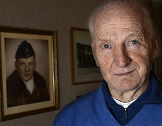 MAKTESLØS: Magne Uv foran portettet av seg selv som ung flyger. Foto: Håkon Bonafede. MAKTESLØS: Magne Uv foran portettet av seg selv som ung flyger. Foto: Håkon Bonafede.