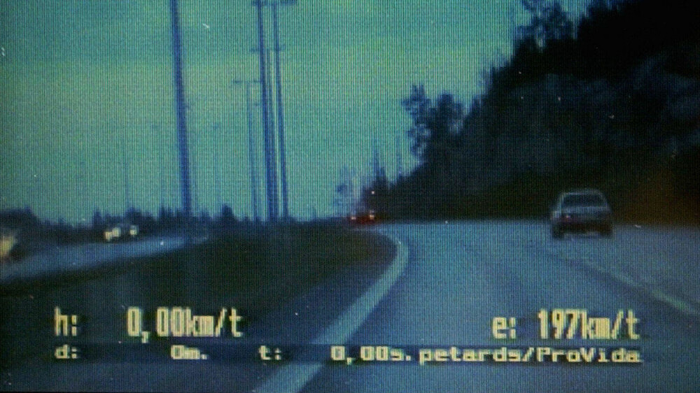 SLIK KAN DET SE UT: Dette er ikke første gang unge mennesker blir stoppet på E6 etter råkjøring. Her ser vi politiet på hjul etter en bil full av ungdommer. Sjåføren hadde akkurat fått førerkort, og mistet det. Her er UP-bilen oppe i 197 km/t, og fartssynderens bil skimtes oppe på bakketoppen. SLIK KAN DET SE UT: Dette er ikke første gang unge mennesker blir stoppet på E6 etter råkjøring. Her ser vi politiet på hjul etter en bil full av ungdommer. Sjåføren hadde akkurat fått førerkort, og mistet det. Her er UP-bilen oppe i 197 km/t, og fartssynderens bil skimtes oppe på bakketoppen.