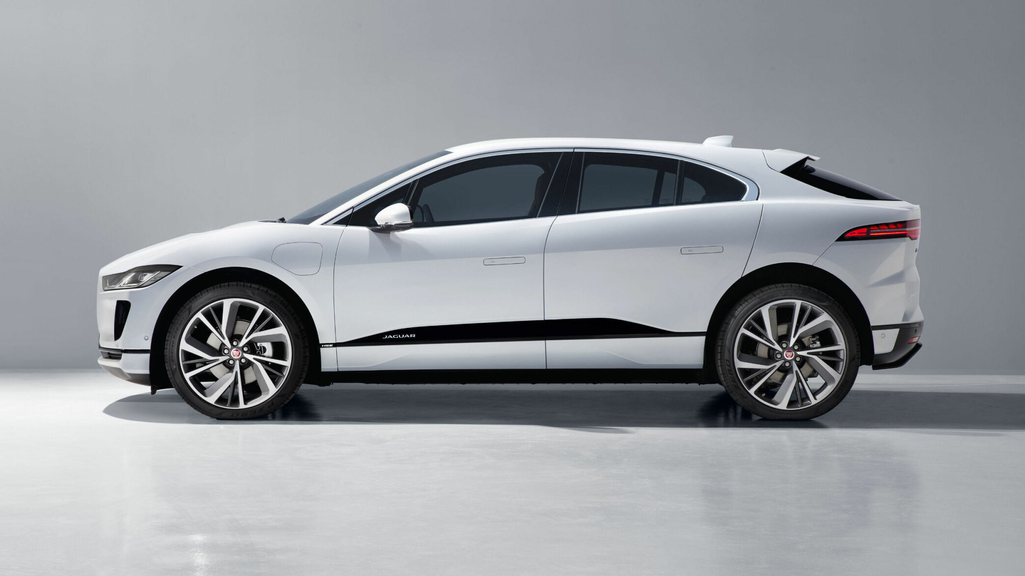 SLIK SER I-PACE UT: Jaguar avduket produksjonsmodellen av sin første elbil I-Pace den 1. mars 2018. Bilen er svært lik konseptmodellen som ble avduket i november 2016. SLIK SER I-PACE UT: Jaguar avduket produksjonsmodellen av sin første elbil I-Pace den 1. mars 2018. Bilen er svært lik konseptmodellen som ble avduket i november 2016.