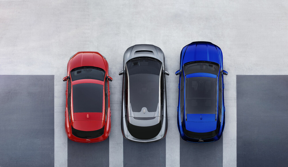 JAGUARS SUV-ER: E-Pace (t.v.), I-Pace og F-Pace. Fra denne vinkelen ser vi at I-Pace ikke er mye mindre enn F-Pace i lengde. JAGUARS SUV-ER: E-Pace (t.v.), I-Pace og F-Pace. Fra denne vinkelen ser vi at I-Pace ikke er mye mindre enn F-Pace i lengde.