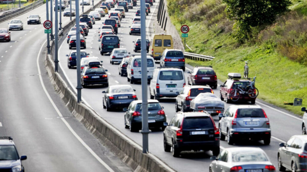MANGE KJØRER UTEN: Nesten 100.000 norske biler mangler forsikring når den nye ordningen innføres. MANGE KJØRER UTEN: Nesten 100.000 norske biler mangler forsikring når den nye ordningen innføres.