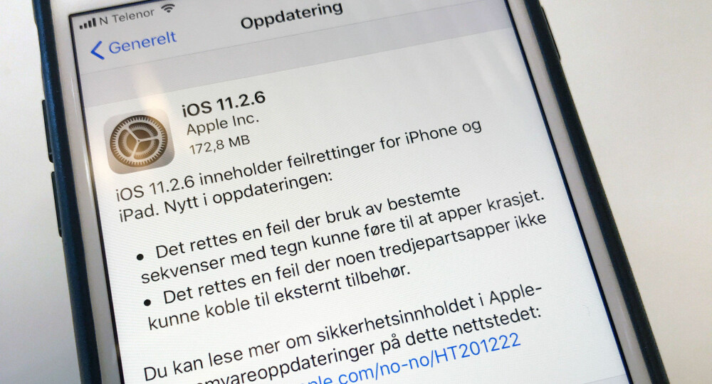 TOPPSCORE: Apple er raskest ute med å tette sikkerhetshull, gjøre oppdateringen tilgjengelig for alle kundene sine og støtter produktene i fem år. Windows-mobiler fra Microsoft og Nokia følger tett på mens en lang rekke Android-mobiler får slakt i analysen til sikkerhetsselskapet SecurityLab. TOPPSCORE: Apple er raskest ute med å tette sikkerhetshull, gjøre oppdateringen tilgjengelig for alle kundene sine og støtter produktene i fem år. Windows-mobiler fra Microsoft og Nokia følger tett på mens en lang rekke Android-mobiler får slakt i analysen til sikkerhetsselskapet SecurityLab.
