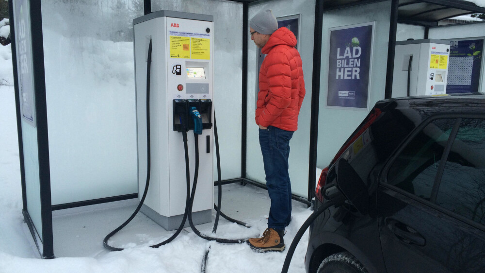 MILJØVENNLIG? Det er ventet at andelen elbiler vil nå to prosent innen år 2020 og 16 til 42 prosent innen 2050, avhengig av prisutviklingen på olje og batterier. Miljøvennlig, mener mange. En statsfinansiert miljøbløff, mener andre. Hvem har egentlig rett? MILJØVENNLIG? Det er ventet at andelen elbiler vil nå to prosent innen år 2020 og 16 til 42 prosent innen 2050, avhengig av prisutviklingen på olje og batterier. Miljøvennlig, mener mange. En statsfinansiert miljøbløff, mener andre. Hvem har egentlig rett?