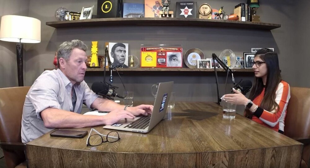 INTERVJU: Det er den dopingtatte syklisten Lance Armstrong som intervjuer Mia Khalifa i hans egen podcast. INTERVJU: Det er den dopingtatte syklisten Lance Armstrong som intervjuer Mia Khalifa i hans egen podcast.