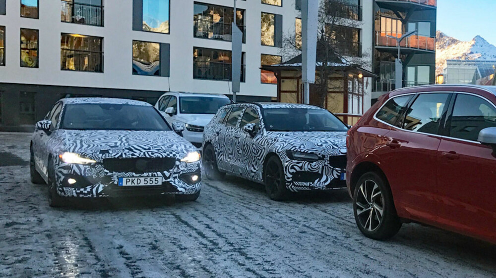 VINTERTEST: Nye Volvo S60 til venstre og stasjonsvogna V60 til høyre, på vintertest i Lofoten. VINTERTEST: Nye Volvo S60 til venstre og stasjonsvogna V60 til høyre, på vintertest i Lofoten.