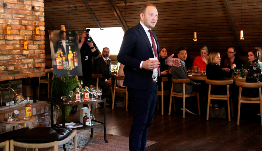 BRA FOR NORGE: Landbruks- og matminister Jon Georg Dale (Frp) håper og tror at Gammel Oplands satsing i utlandet kan inspirere andre i matindustrien til å ta sjansen uten for Norges grenser. Her fra presselanseringen av den nye flasken. BRA FOR NORGE: Landbruks- og matminister Jon Georg Dale (Frp) håper og tror at Gammel Oplands satsing i utlandet kan inspirere andre i matindustrien til å ta sjansen uten for Norges grenser. Her fra presselanseringen av den nye flasken.