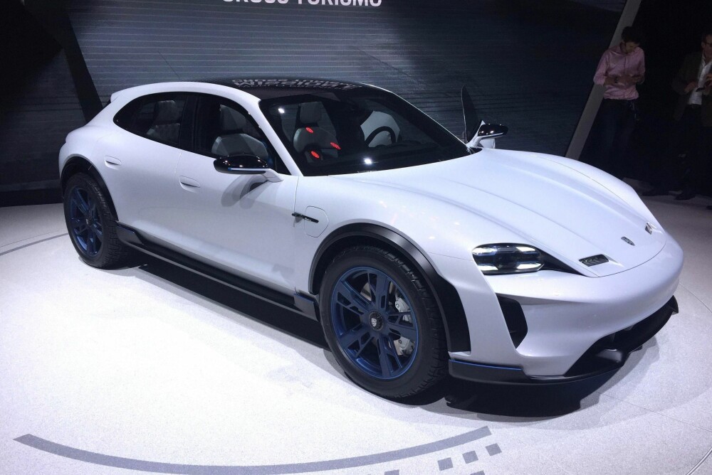 Porsche Mission E Cross Turismo. Porsche Mission E Cross Turismo.