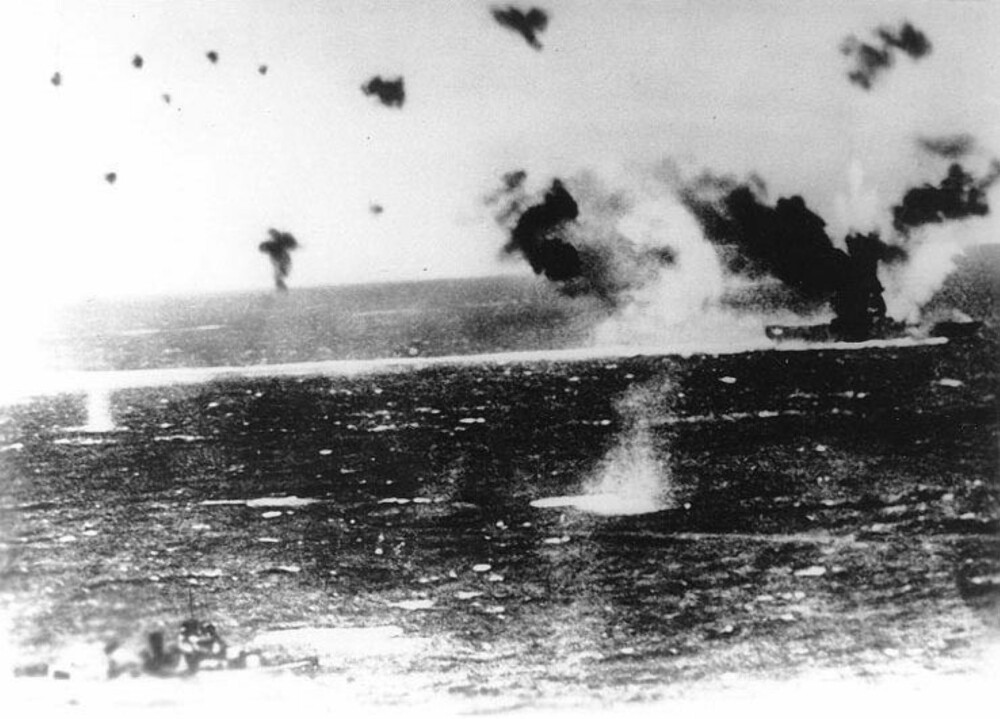 Dette bildet er tatt av en japansk pilot og viser USS Lexington under angrep i slaget om Korallhavet. Dette bildet er tatt av en japansk pilot og viser USS Lexington under angrep i slaget om Korallhavet.