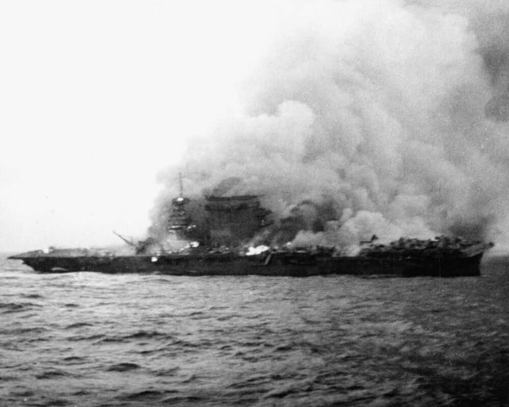 Her er USS Lexington i full fyr og i ferd med å synke. Flyene er fortsatt parkert bak på skipet. Her er USS Lexington i full fyr og i ferd med å synke. Flyene er fortsatt parkert bak på skipet.