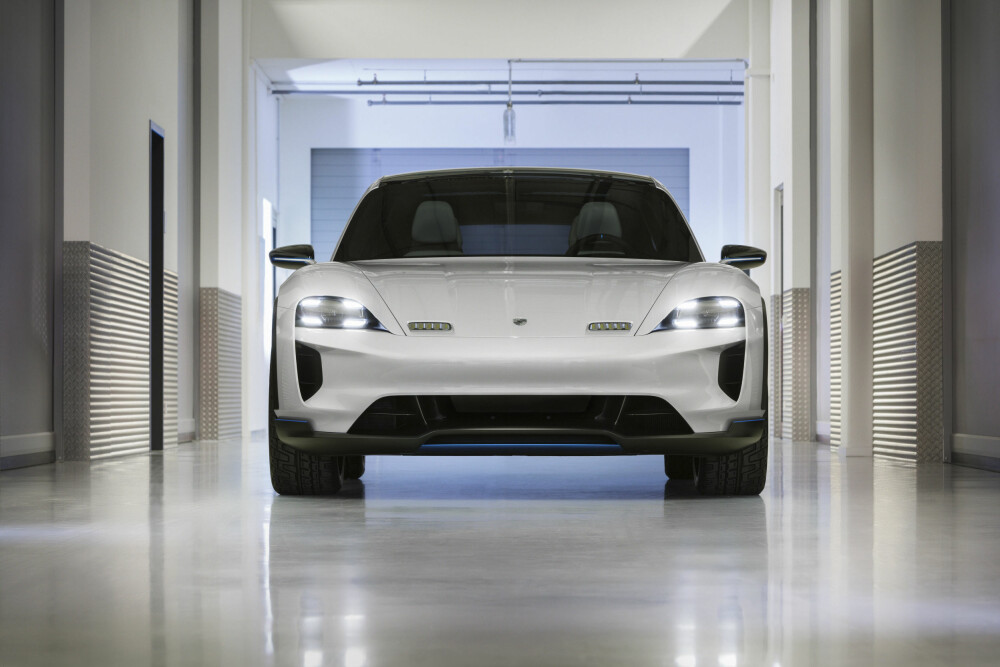 IKKE HØY: Forfra er Mission E Cross Turismo til forveksling lik Porsche Panamera. IKKE HØY: Forfra er Mission E Cross Turismo til forveksling lik Porsche Panamera.