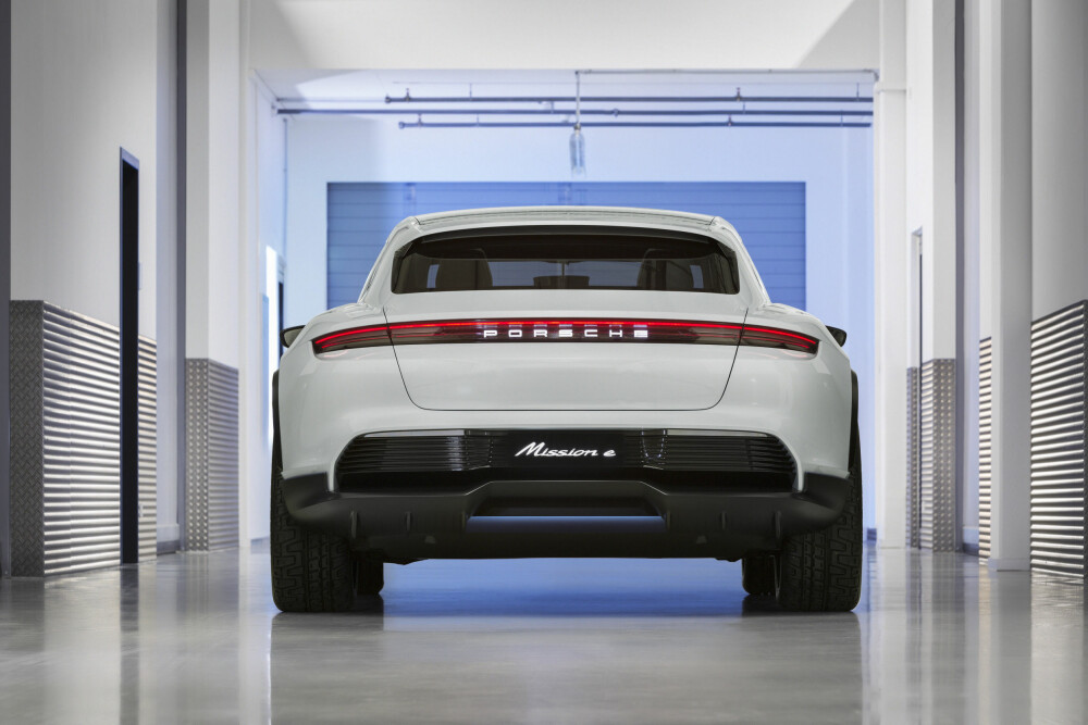 GOD BAKKEKLARING: Mission E Cross Turismo er en crossover, som betyr bakkeklaring nok til å komme seg fram selv om veien til hytta ikke er nybrøytet. Med luftfjæring kan den økes med ytterligere 5 cm. GOD BAKKEKLARING: Mission E Cross Turismo er en crossover, som betyr bakkeklaring nok til å komme seg fram selv om veien til hytta ikke er nybrøytet. Med luftfjæring kan den økes med ytterligere 5 cm.