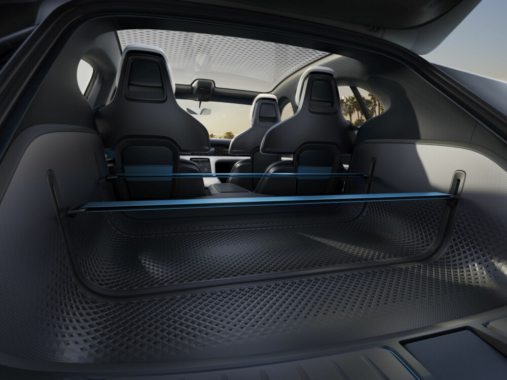 SPORTSLIG: Porsche antyder at Cross Turismo vil appellere til de mer sportslige og turorienterte, og har klekket ut noen smarte løsninger for å holde bagasjen på plass. SPORTSLIG: Porsche antyder at Cross Turismo vil appellere til de mer sportslige og turorienterte, og har klekket ut noen smarte løsninger for å holde bagasjen på plass.