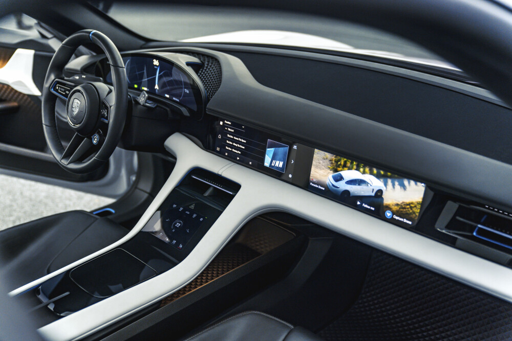 VELDIG KONSEPT: Ifølge Porsche skal menysystemet i Porsche Mission E og Mission E Cross Turismo kunne styres med øynene. Det tror vi når vi ser det. VELDIG KONSEPT: Ifølge Porsche skal menysystemet i Porsche Mission E og Mission E Cross Turismo kunne styres med øynene. Det tror vi når vi ser det.