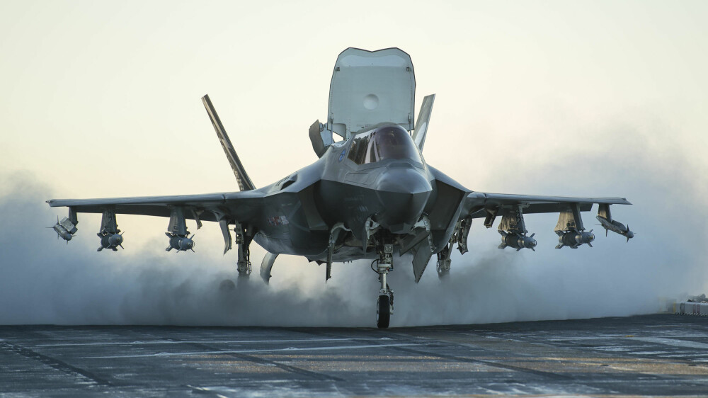 F-35B: F-35 er USAs nye, femtegenerasjons kampfly. B-versjonen kan ta av fra svært korte rullebaner og lande vertikalt. Det er nå for første gang utplassert og operativt på et krigsskip vest i Stillehavet. F-35B: F-35 er USAs nye, femtegenerasjons kampfly. B-versjonen kan ta av fra svært korte rullebaner og lande vertikalt. Det er nå for første gang utplassert og operativt på et krigsskip vest i Stillehavet.