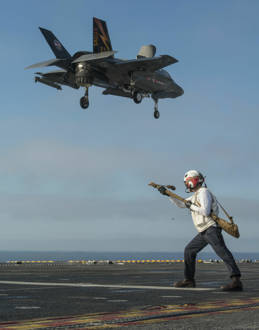 SVEVER I LUFTEN: Ved å vri motoren nedover kan B-varianten av F-35 lette fra korte rullebaner, sveve i luften og lande vertikalt som et helikopter. SVEVER I LUFTEN: Ved å vri motoren nedover kan B-varianten av F-35 lette fra korte rullebaner, sveve i luften og lande vertikalt som et helikopter.