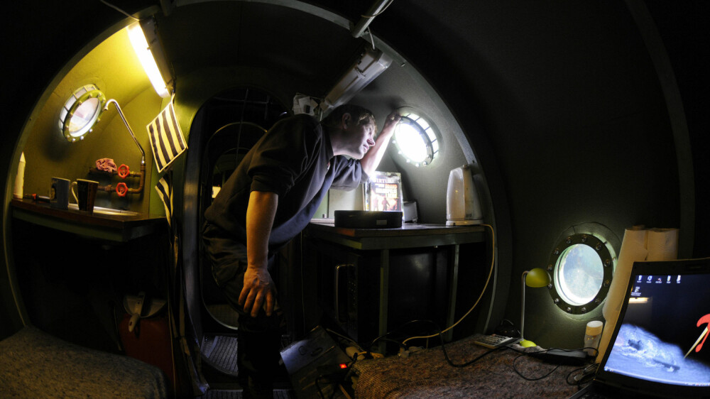 OM BORD I DØDSBÅTEN: Vi Menns reporter Håkon Bonafede skrev en reportasje om ubåtmakeren Peter Madsen i 2008. Da knipset han dette bildet fra innsiden av «Nautilus». Det er Peter Madsen som ser ut av vinduet. Ti år senere skal journalist Kim Wall lage reportasje om Madsen og den samme båten. Hun kommer ikke fra det med livet i behold. OM BORD I DØDSBÅTEN: Vi Menns reporter Håkon Bonafede skrev en reportasje om ubåtmakeren Peter Madsen i 2008. Da knipset han dette bildet fra innsiden av «Nautilus». Det er Peter Madsen som ser ut av vinduet. Ti år senere skal journalist Kim Wall lage reportasje om Madsen og den samme båten. Hun kommer ikke fra det med livet i behold.