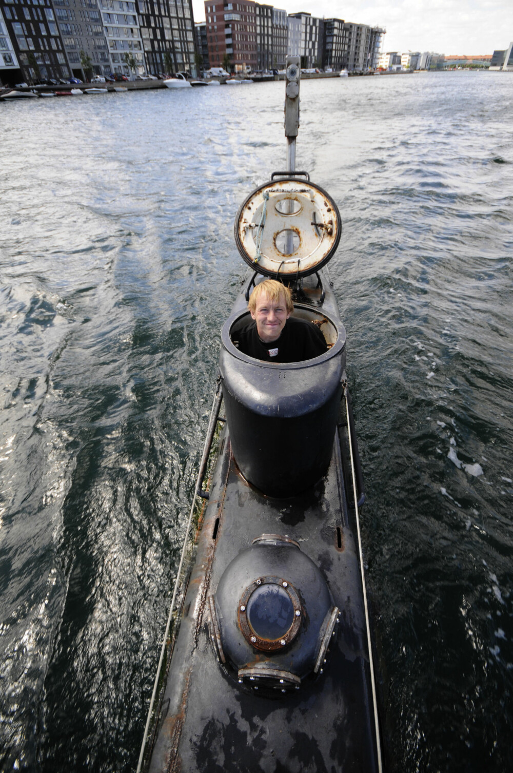BYGGET TRE UBÅTER: Peter Madsen har konstruert og bygget tre ubåter i København. Det var i den største, «Nautilus», Kim Wall døde og ble partert. Her er Madsen avbildet i 2008 i den langt mindre ubåten «Kraka». BYGGET TRE UBÅTER: Peter Madsen har konstruert og bygget tre ubåter i København. Det var i den største, «Nautilus», Kim Wall døde og ble partert. Her er Madsen avbildet i 2008 i den langt mindre ubåten «Kraka».