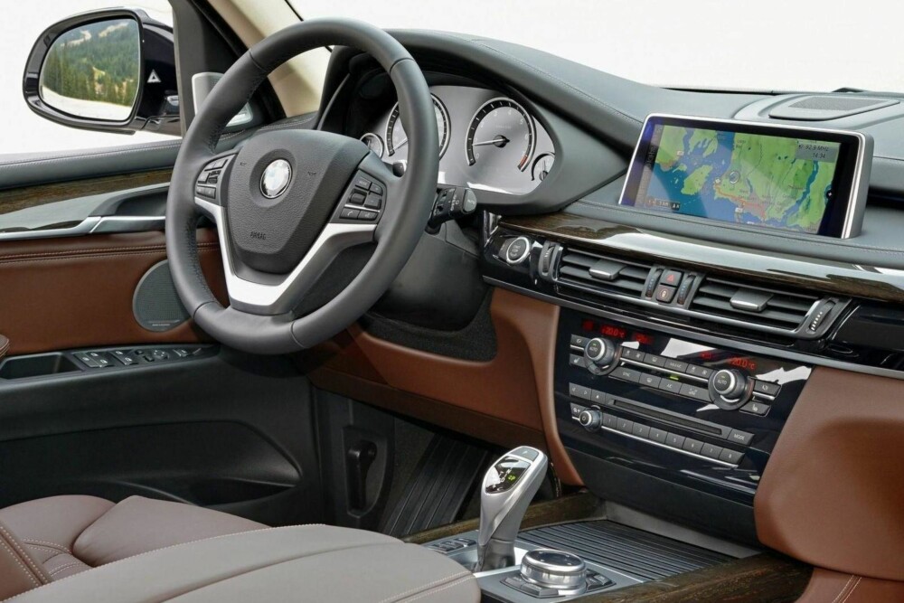 KVALITET: BMW X5 byr på et rommelig interiør med høy kvalitetsfølelse. KVALITET: BMW X5 byr på et rommelig interiør med høy kvalitetsfølelse.