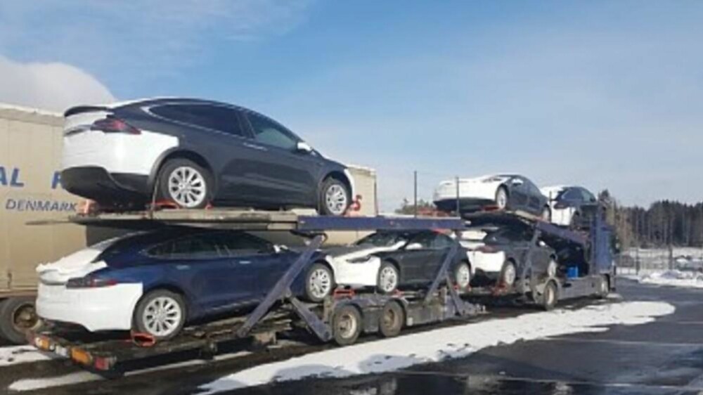 Her står en av de to biltransporterne som ble stoppet på Svinesund, Begge hadde så dårlige dekk at det ble kjøreforbud. Men det stopper ikke der... Her står en av de to biltransporterne som ble stoppet på Svinesund, Begge hadde så dårlige dekk at det ble kjøreforbud. Men det stopper ikke der...