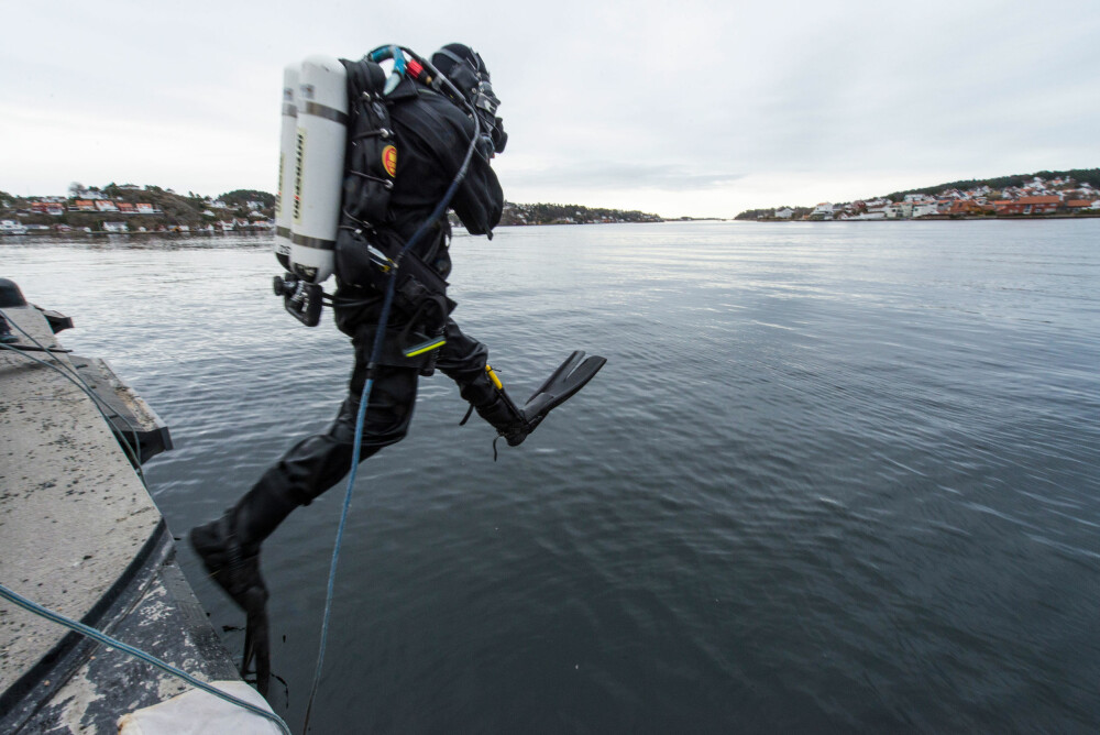 DYKKERBEREDSKAP: Brannvesenet i Arendal har fått norgesrekord i antall nyutdannede redningsdykkere. Nå skal området med det yrende båtlivet få fast dykkerberedskap. DYKKERBEREDSKAP: Brannvesenet i Arendal har fått norgesrekord i antall nyutdannede redningsdykkere. Nå skal området med det yrende båtlivet få fast dykkerberedskap.