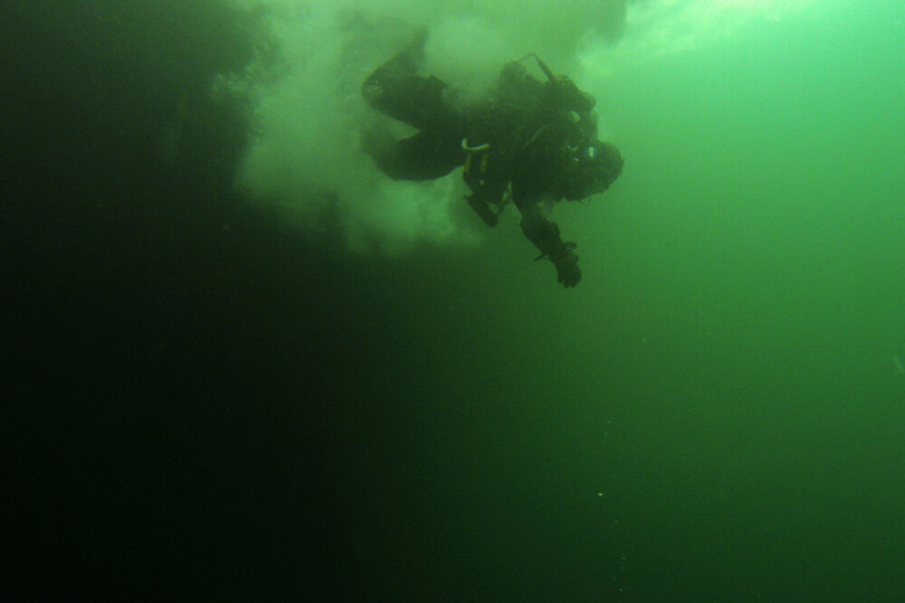 SØK: Steinn Mar på vei ned for å finne en markør på bunnen av havnebassenget i Arendal. Redningsdykkerutdanningen gir anledning til å dykke ned til 30 meters dyp. SØK: Steinn Mar på vei ned for å finne en markør på bunnen av havnebassenget i Arendal. Redningsdykkerutdanningen gir anledning til å dykke ned til 30 meters dyp.