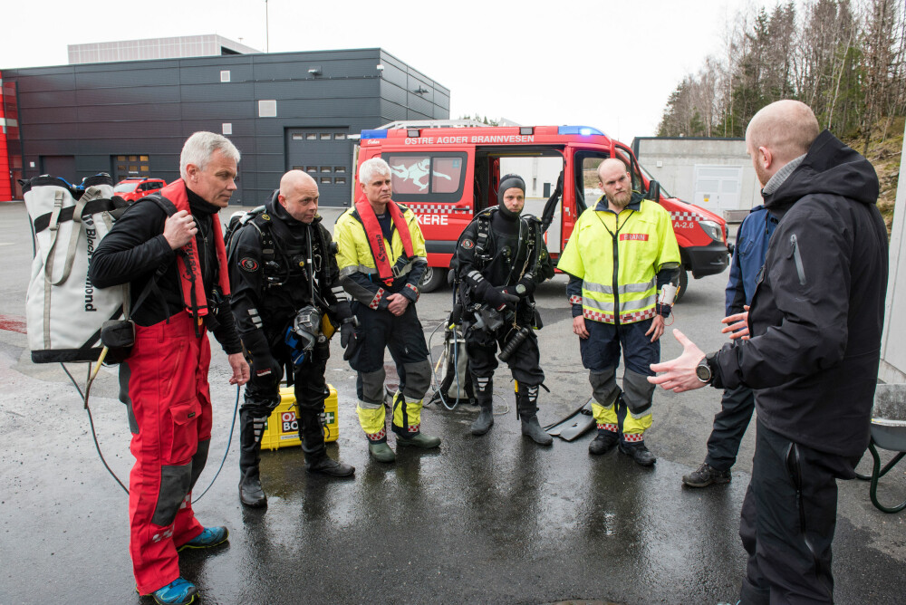 KREVENDE KURS: Eksamensdagen er belønningen etter ni ukers dykkeropplæring. Fra v. varabrannmester Hans Bakke, Terje Andersen, Are Kjulslund, Torjus Robstad, Steinn Mar og instruktør Kjartan Lerøen. KREVENDE KURS: Eksamensdagen er belønningen etter ni ukers dykkeropplæring. Fra v. varabrannmester Hans Bakke, Terje Andersen, Are Kjulslund, Torjus Robstad, Steinn Mar og instruktør Kjartan Lerøen.